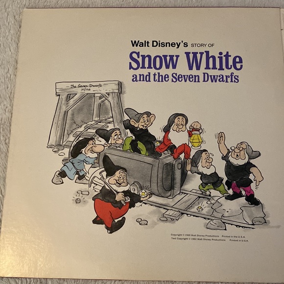 Disneyland record and storybook of Snow White. - Picture 4 of 5